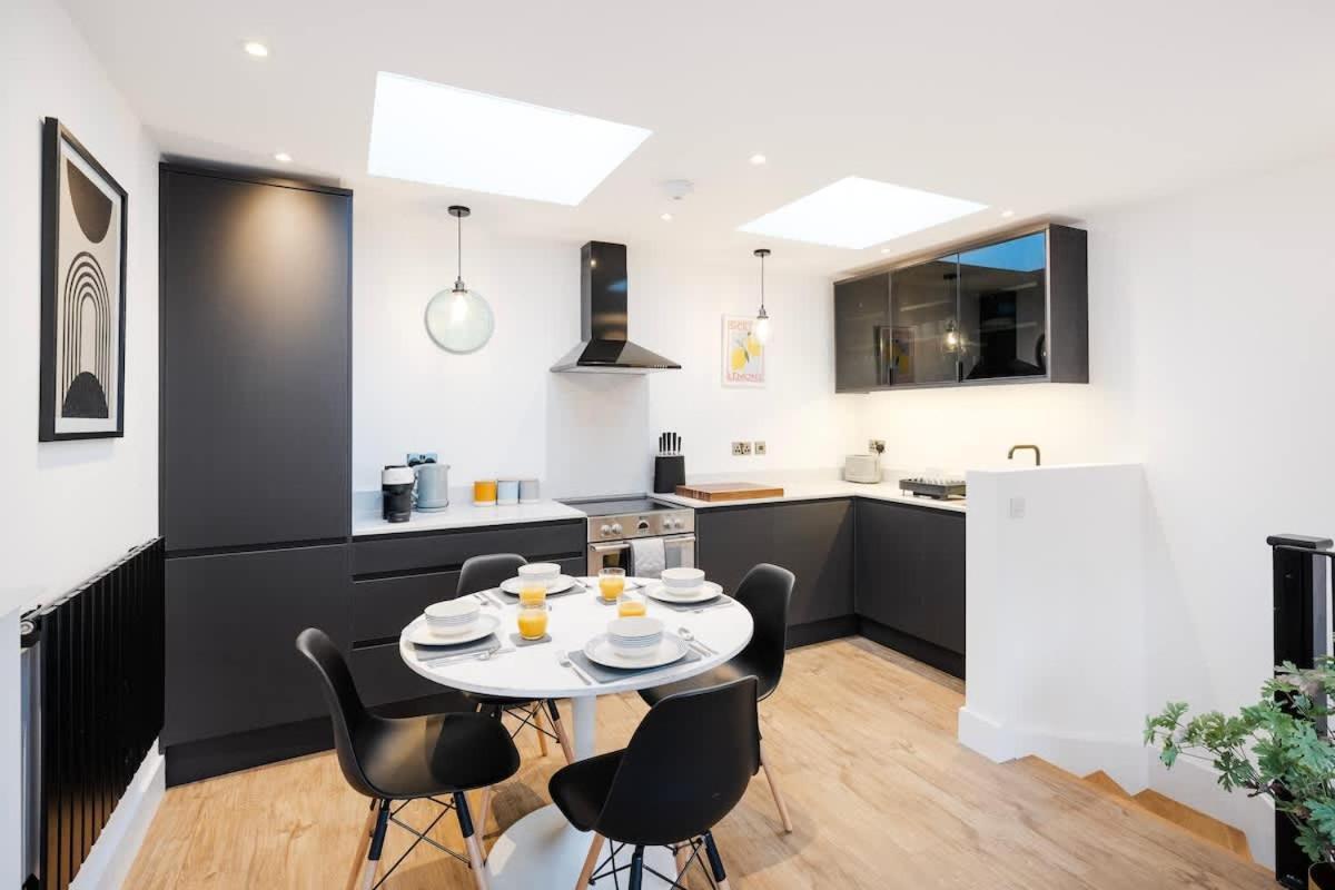 브리스틀 The Upside Down Eco House 빌라 외부 사진